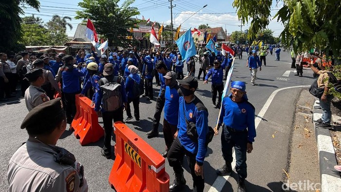 Jadi titik demontrasi Jalan Hasanudin Kota Kediri ditutup