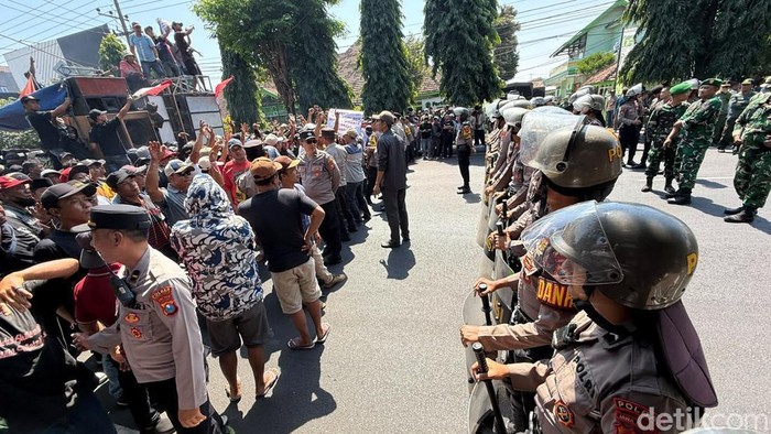 Jadi titik demontrasi Jalan Hasanudin Kota Kediri ditutup