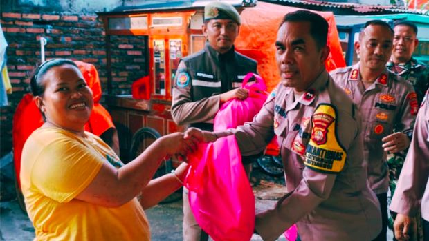 Jajaran Polres Metro Jaksel menggelar Jaga Jakarta On The Spot. Anggota jajaran Polres Jaksel menyerap aspirasi dari warga hingga membagikan bantuan sosial. (dok Polres Jaksel)