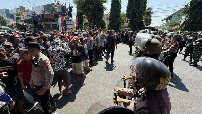 Jalan Hasanudin, Kota Kediri ditutup karena ada demo