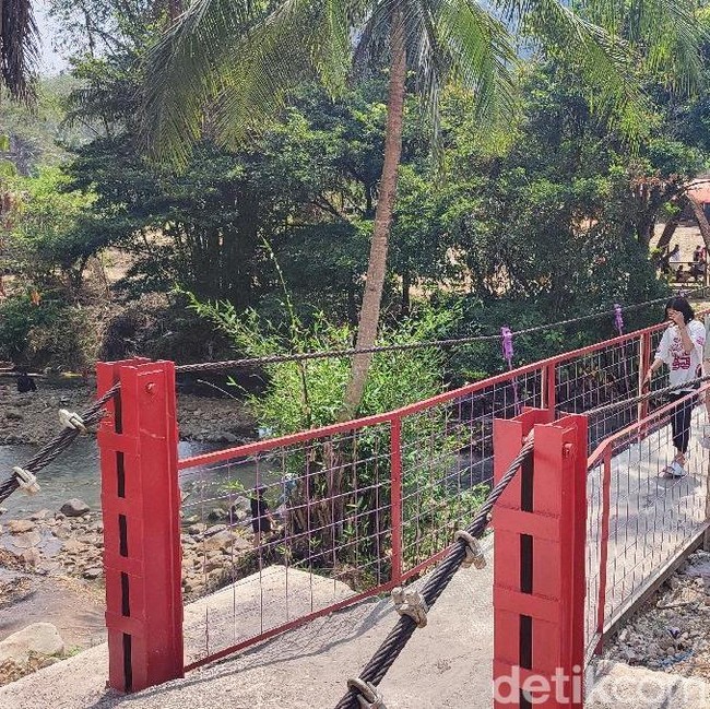 Jembatan Merah Jayaraksa, Magnet Wisata Baru di Ciamis