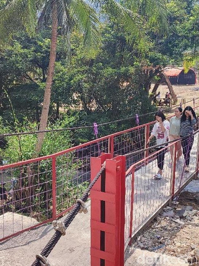 Jembatan Merah Jayaraksa, Magnet Wisata Baru di Ciamis