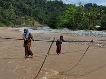 Siswa di Aceh Lintasi Tali Baja ke Sekolah, Pemprov Desak BNPB Bangun Jembatan
