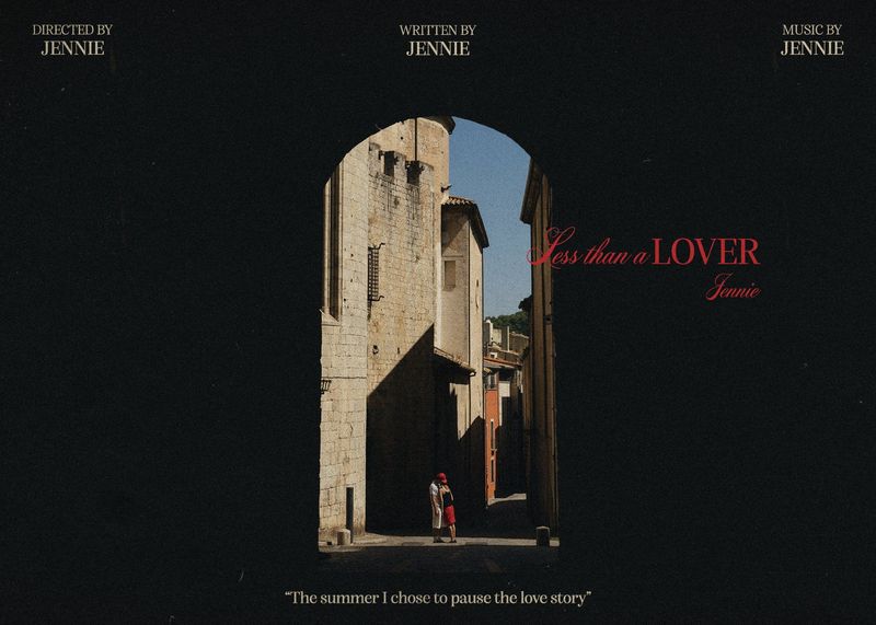 Jennie BLACKPINK mempromosikan video klip untuk lagu terbarunya Less Than A Lover. Jennie BLACKPINK mempromosikan video klip untuk lagu terbarunya Less Than A Lover.