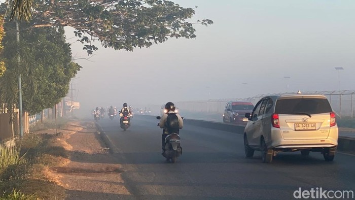 Kabut asap yang terjadi di Banjarbaru, tepat di depan Bandara Syamsudin Noor Banjarmasin.