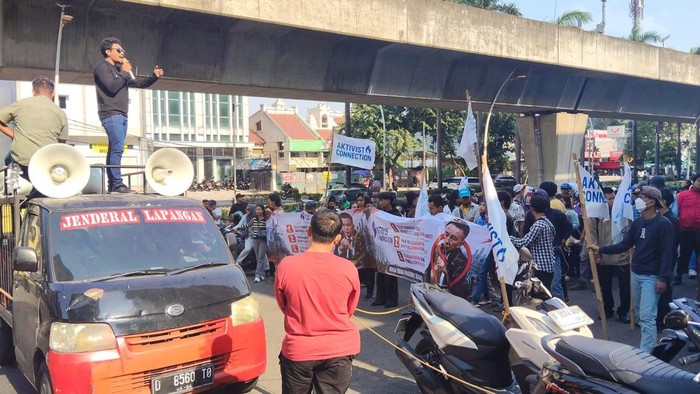 Kantor Hotman Paris di Kelapa Gading, Jakarta Utara digeruduk massa demo, Senin (20/7/2026) siang tadi.