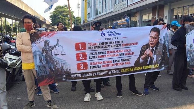 Kantor Hotman Paris di Kelapa Gading, Jakarta Utara digeruduk massa demo, Senin (20/7/2026) siang tadi. Kantor Hotman Paris di Kelapa Gading, Jakarta Utara digeruduk massa demo, Senin (20/7/2026) siang tadi.