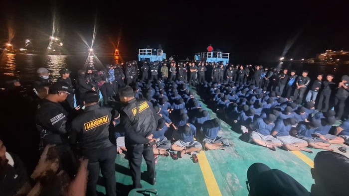 Kanwil Ditjenpas Sulsel memindahkan 79 napi berisiko tinggi ke Lapas Nusakambangan untuk penguatan keamanan.