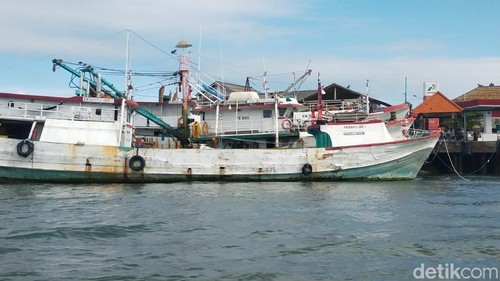 Kapal di Pelabuhan Benoa sedang bersandar