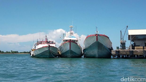 Kapal-kapal pencari ikan bersandar di Pelabuhan Benoa Kapal-kapal pencari ikan bersandar di Pelabuhan Benoa