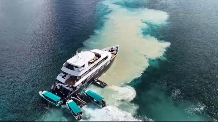 Kapal LOB yang kandas dan terkena terumbu karang di Perairan Maratua, Kabupaten Berau, Kaltim