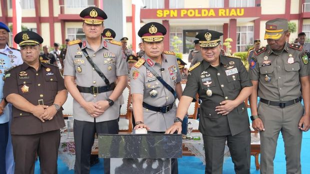 Kapolda Riau Irjen Pol Herry Heryawan membuka Pendidikan Bintara Tahun Anggaran 2026 di SPN Polda Riau Kapolda Riau Irjen Pol Herry Heryawan membuka Pendidikan Bintara Tahun Anggaran 2026 di SPN Polda Riau, Kampar, Senin (20/7/2026).
