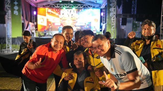 Kapolda Riau Irjen Herry Heryawan nobar Piala Dunia bareng ribuan warga di Mapolda Riau, Minggu (19/7/2026) malam.