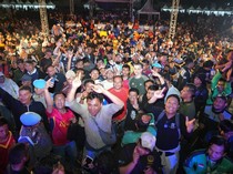 Momen Kapolda Riau dan Ojol-Mahasiswa Nobar Final Piala Dunia di Polda Riau