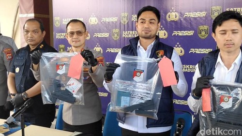 Kapolres Badung AKBP Joseph Edward Purba dan Kasatreskrim AKP Azarul Ahmad menunjukkan pistol yang digunakan pelaku penembakan di bar Berawa, Canggu, Bali, Senin (20/7/2026). (Agus Eka/detikBali)