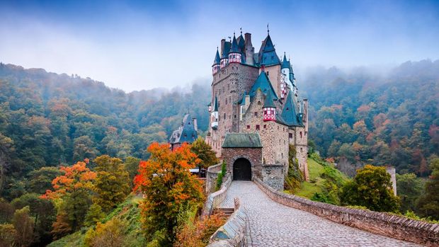 Kastil Eltz atau Burg Eltz. Kastil abad pertengahan di perbukitan di atas Sungai Moselle. Rhineland-Palatinate Jerman.