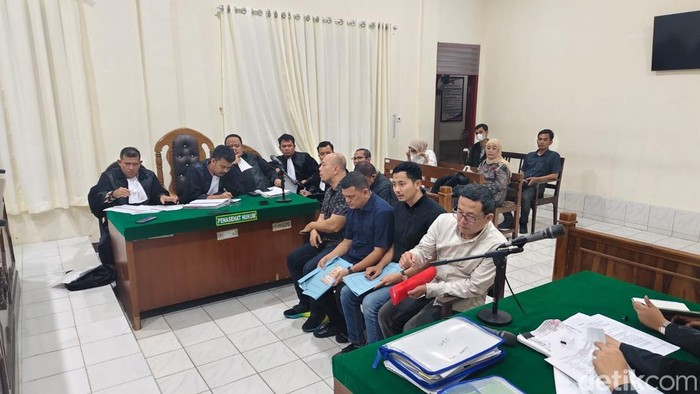 Para terdakwa di ruang Kartika Pengadilan Negeri Medan, Senin (20/7/2026) malam