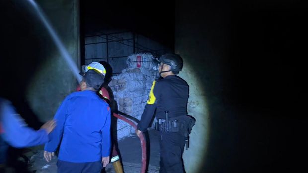Kebakaran 3 gudang di kawasan Pergudangan 75 Jalan Raya Perancis, Tangerang, Minggu (19/7/2026) malam.