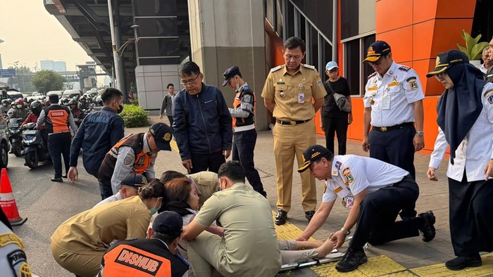 Kecelakaan beruntun terjadi di Jalan MT Haryono, Pancoran, Jakarta Selatan (Jaksel). Empat orang terluka akibat kecelakaan itu. (Dok. Dishub Jaksel)