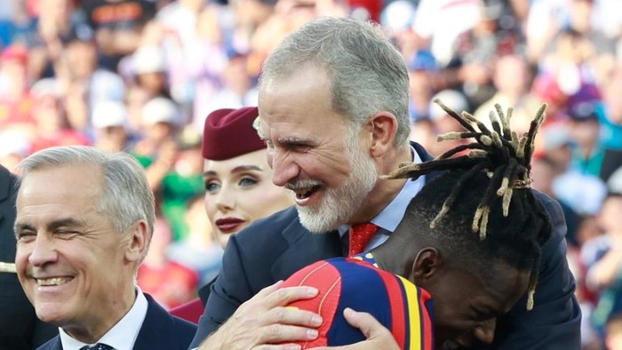 Keluarga Spanyol bersorak saat timnasnya keluar sebagai juara Piala Dunia 2026. Raja Felipe VI memeluk satu persatu para pemain. (Dok Instagram Kerajaan Spanyol).
