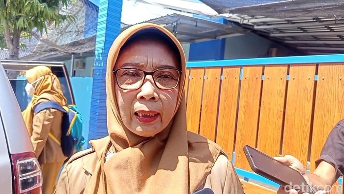 Kepala Sub Koordinator Kesehatan Lingkungan, Kesehatan Kerja, dan Olahraga Dinkesda Blora, Tutik Rahayu memberikan keterangan saat ditemui di SPPG Bogowanti, Ngawen, Blora.