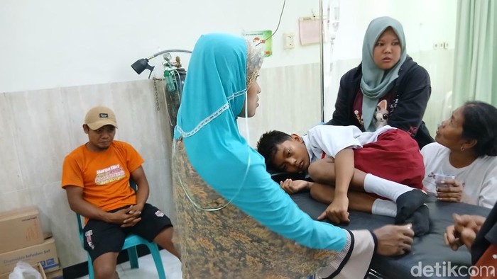 Kondisi murid SDN 1 Sendangrejo, Blora, yang dirawat di Puskesmas Ngawen usai diduga keracunan menu MBG, Senin (20/7/2026).