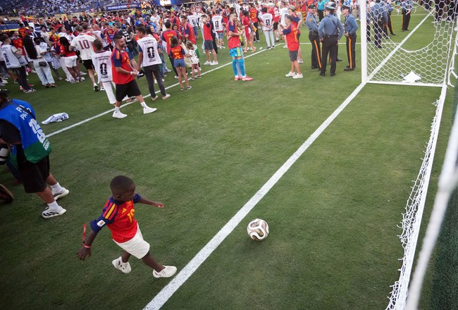Selama perjalanan Spanyol di Piala Dunia 2026, Keyne memang beberapa kali menjadi perhatian. Wajahnya berkali-kali muncul di layar stadion, sementara foto-fotonya tersebar luas di berbagai media internasional. Bahkan, saat sesi pemanasan sebelum pertandingan, Keyne sempat mencetak gol ke gawang rekan setim Yamal, Nico Williams, dalam permainan santai. (Foto: REUTERS/OMAR AZIZ)