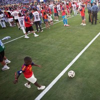 Selama perjalanan Spanyol di Piala Dunia 2026, Keyne memang beberapa kali menjadi perhatian. Wajahnya berkali-kali muncul di layar stadion, sementara foto-fotonya tersebar luas di berbagai media internasional. Bahkan, saat sesi pemanasan sebelum pertandingan, Keyne sempat mencetak gol ke gawang rekan setim Yamal, Nico Williams, dalam permainan santai. (Foto: REUTERS/OMAR AZIZ)