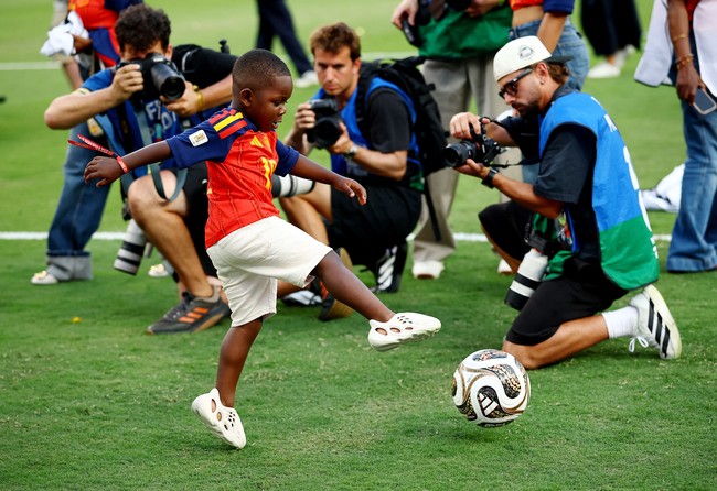 Majalah Hola! edisi Spanyol bahkan menyebut Keyne sebagai primadona  pada kemenangan Spanyol. Bintang terbesar turnamen kali ini bukanlah para pemain, gol-gol yang tercipta, ataupun trofi juara. Sosok itu adalah Keyne, adik Lamine Yamal yang berusia tiga tahun dan mencuri hati banyak orang lewat tingkahnya yang menggemaskan, tulis media tersebut. (Foto: REUTERS/Agustin Marcarian)