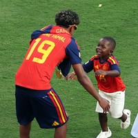 Mengenakan jersey  Timnas Spanyol bernomor punggung 19 milik Lamine Yamal dengan nama Keyne di bagian belakang, ia langsung berlari ke arah sang kakak. Yamal pun menyambutnya dengan pelukan hangat sebelum mengangkat Keyne ke udara dan memakaikan topi merah bertuliskan Lamine di kepalanya. (Foto: REUTERS/John Sibley)
