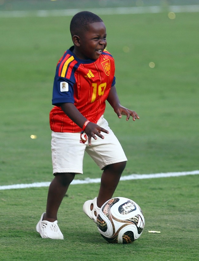 Popularitas Keyne semakin meningkat setelah laga perempat final saat Spanyol mengalahkan Belgia. Kamera televisi menyorotnya yang melambaikan tangan dan tersenyum ke arah sang kakak dari tribun penonton. Yamal yang melihat aksi adiknya di layar raksasa stadion tak kuasa menahan tawa ketika Keyne menjulurkan lidah ke arah kamera. (Foto: REUTERS/Hannah McKay)