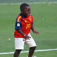 Popularitas Keyne semakin meningkat setelah laga perempat final saat Spanyol mengalahkan Belgia. Kamera televisi menyorotnya yang melambaikan tangan dan tersenyum ke arah sang kakak dari tribun penonton. Yamal yang melihat aksi adiknya di layar raksasa stadion tak kuasa menahan tawa ketika Keyne menjulurkan lidah ke arah kamera. (Foto: REUTERS/Hannah McKay)