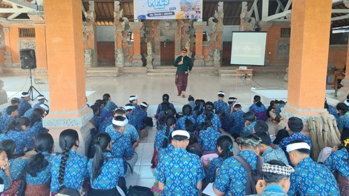 Komisioner KPU Karangasem saat melakukan sosialisasi kepada siswa di salah satu sekolah untuk meningkatkan partisipasi pemilih pemula. (Foto: Dok. KPU Karangasem)