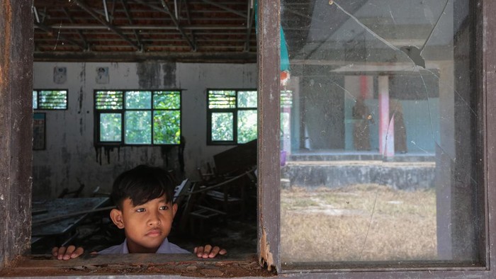 Siswa mengikuti kegiatan belajar mengajar di ruang kelas SDN Padahayu 2, Cikedal, Pandeglang, Banten, Senin (20/7/2026). Pihak sekolah menuturkan, sebanyak tiga ruang kelas dan satu ruang guru yang dialihfungsikan menjadi ruang belajar untuk murid kelas enam mengalami kerusakan sejak enam tahun terakhir karena kondisi bangunan yang sudah tua serta faktor cuaca sehingga mengganggu proses belajar mengajar. ANTARA FOTO/Angga Budhiyanto/nz