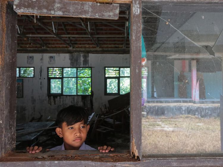 Kondisi Kelas Memprihatinkan, Siswa SD Tetap Ikuti Pelajaran
