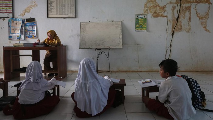 Siswa mengikuti kegiatan belajar mengajar di ruang kelas SDN Padahayu 2, Cikedal, Pandeglang, Banten, Senin (20/7/2026). Pihak sekolah menuturkan, sebanyak tiga ruang kelas dan satu ruang guru yang dialihfungsikan menjadi ruang belajar untuk murid kelas enam mengalami kerusakan sejak enam tahun terakhir karena kondisi bangunan yang sudah tua serta faktor cuaca sehingga mengganggu proses belajar mengajar. ANTARA FOTO/Angga Budhiyanto/nz