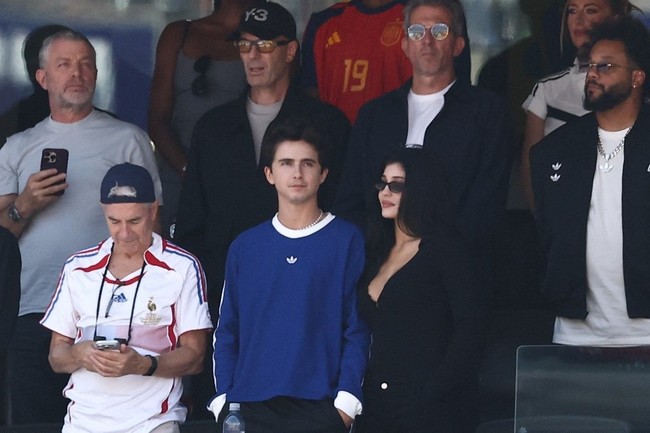 Dalam momen lain, keduanya juga terlihat bergandengan tangan sambil berbincang, dengan Timothée beberapa kali tersenyum ke arah sang kekasih. Foto: AFP/FRANCK FIFE