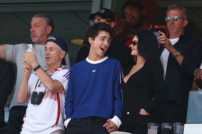 Kylie Jenner dan Timothée Chalamet menghadiri final Piala Dunia 2026 yang mempertemukan Argentina melawan Spanyol di MetLife Stadium, New Jersey, AS. Pasangan yang telah menjalin hubungan selama tiga tahun itu terlihat menikmati pertandingan dari tribun khusus. Foto: AFP/FRANCK FIFE