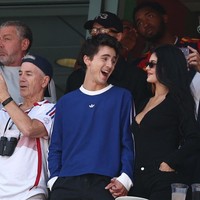 Kylie Jenner dan Timothée Chalamet menghadiri final Piala Dunia 2026 yang mempertemukan Argentina melawan Spanyol di MetLife Stadium, New Jersey, AS. Pasangan yang telah menjalin hubungan selama tiga tahun itu terlihat menikmati pertandingan dari tribun khusus. Foto: AFP/FRANCK FIFE