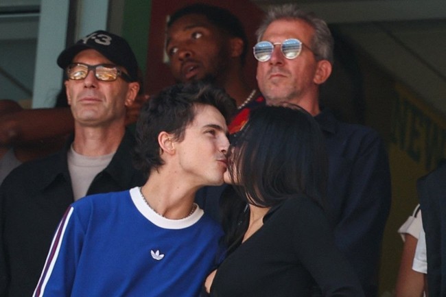 Sebelum laga dimulai, Kylie dan Timothée tertangkap kamera saling berciuman. Keduanya semakin tidak ragu memamerkan gestur mesra setelah pacaran lebih dari tiga tahun.  Foto: AFP/FRANCK FIFE