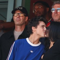 Sebelum laga dimulai, Kylie dan Timothée tertangkap kamera saling berciuman. Keduanya semakin tidak ragu memamerkan gestur mesra setelah pacaran lebih dari tiga tahun.  Foto: AFP/FRANCK FIFE