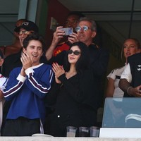 Tak hanya kompak, keduanya juga tampil serasi dengan gaya kasual. Kylie memilih busana serba hitam yang terdiri dari atasan lengan panjang, celana cropped hitam, dan sandal kitten heels senada. Sementara itu, Timothée mengenakan setelan Adidas berupa kaus lengan panjang biru, celana training hitam, dan sneakers. Foto: AFP/FRANCK FIFE