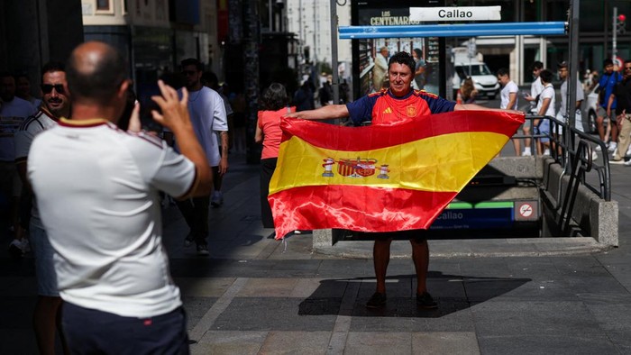 La Furia Roja Juara, Ribuan Fans Tumpah Ruah Rayakan Kemenangan di Landmark Spanyol Euforia kemenangan Timnas Spanyol usai menjuarai Piala Dunia 2026 pecah di berbagai kota. Ribuan suporter La Furia Roja memadati landmark dan ruang publik ikonik di Madrid hingga Barcelona untuk merayakan keberhasilan tim kesayangan mereka mengalahkan Argentina di partai final, Minggu (19/7/2026). REUTERS