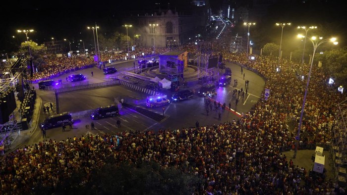 La Furia Roja Juara, Ribuan Fans Tumpah Ruah Rayakan Kemenangan di Landmark Spanyol Euforia kemenangan Timnas Spanyol usai menjuarai Piala Dunia 2026 pecah di berbagai kota. Ribuan suporter La Furia Roja memadati landmark dan ruang publik ikonik di Madrid hingga Barcelona untuk merayakan keberhasilan tim kesayangan mereka mengalahkan Argentina di partai final, Minggu (19/7/2026). REUTERS
