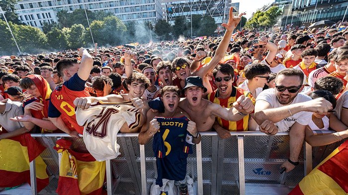 La Furia Roja Juara, Ribuan Fans Tumpah Ruah Rayakan Kemenangan di Landmark Spanyol Ribuan suporter Timnas Spanyol memadati berbagai landmark ikonik di sejumlah kota di Spanyol untuk merayakan keberhasilan La Furia Roja menjuarai Piala Dunia 2026. Suasana penuh euforia terlihat saat para pendukung mengibarkan bendera nasional, menyalakan flare, dan menyanyikan lagu-lagu kemenangan bersama di ruang-ruang publik. GETTY IMAGE