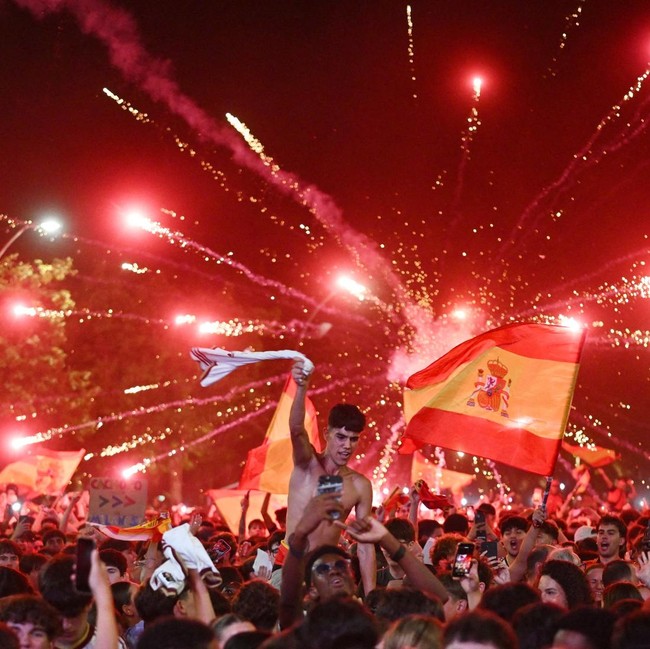 La Roja Juara, Warga Spanyol Berpesta Semalaman