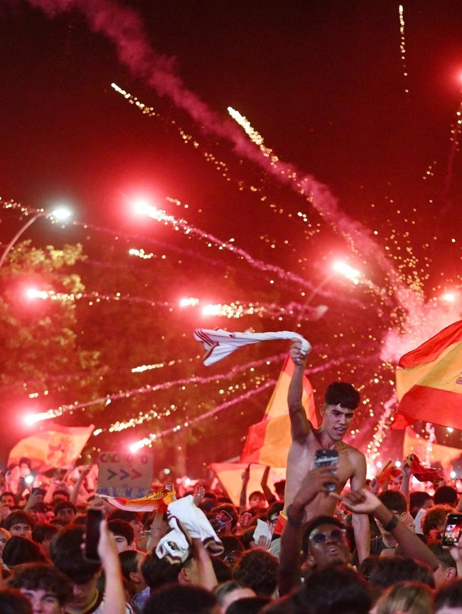 La Roja Juara, Warga Spanyol Berpesta Semalaman