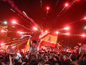 La Roja Juara, Warga Spanyol Berpesta Semalaman