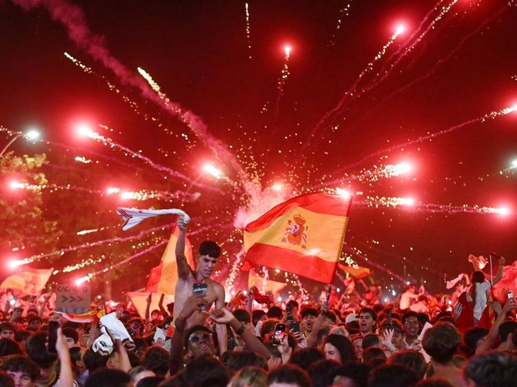 La Roja Juara, Warga Spanyol Berpesta Semalaman