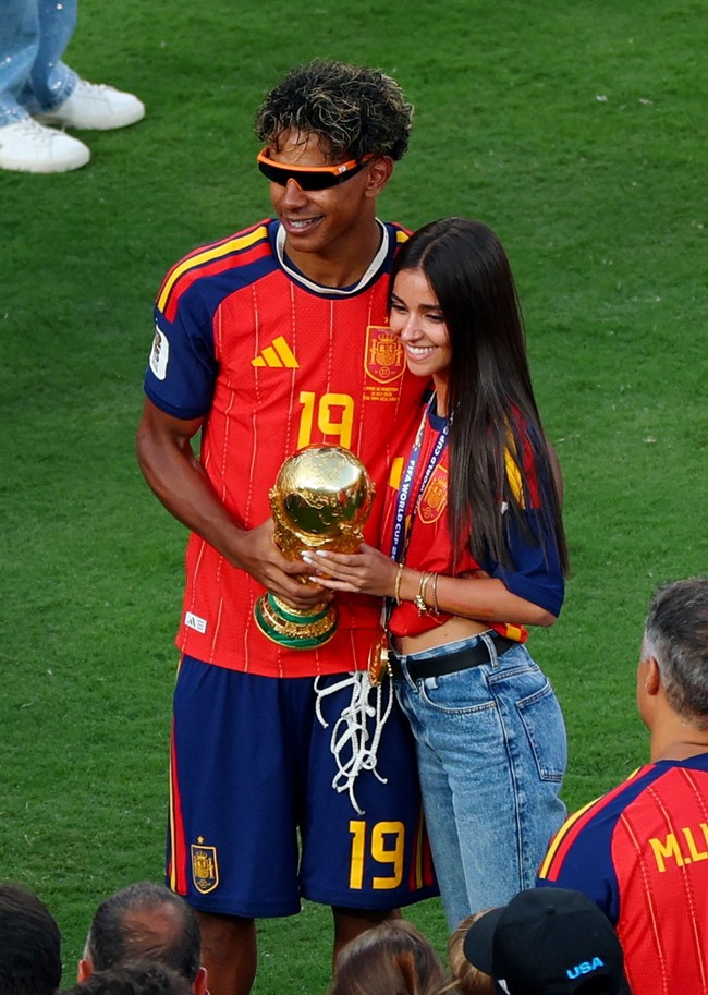 Sesi foto bersama sambil memegang trofi Piala Dunia kian melengkapi momen romantis Lamine Yamal dan Ines Garcia di tengah perayaan kemenangan Spanyol. (Foto: REUTERS/Mike Segar)